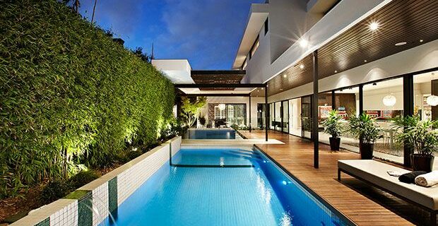 Guide to a house with a swimming pool